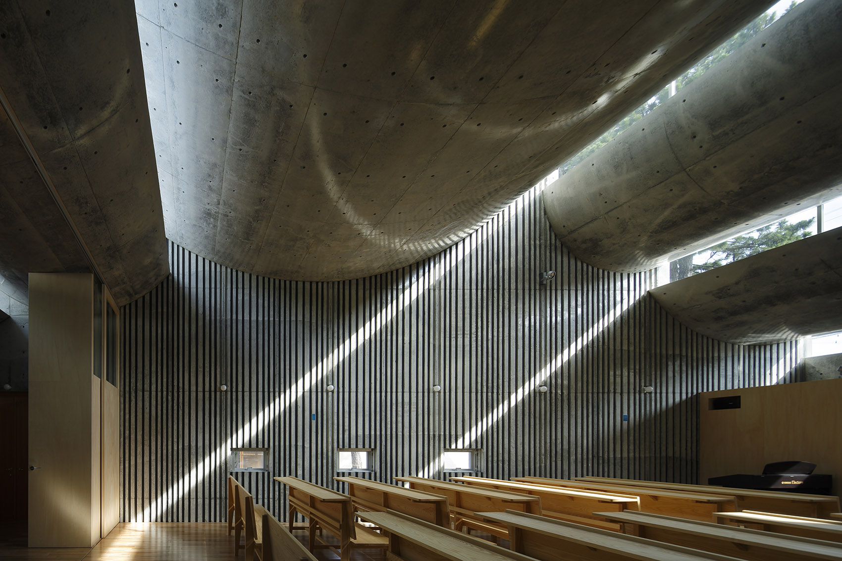 010-shonan-christ-church-by-takeshi-hosaka-architects.jpg