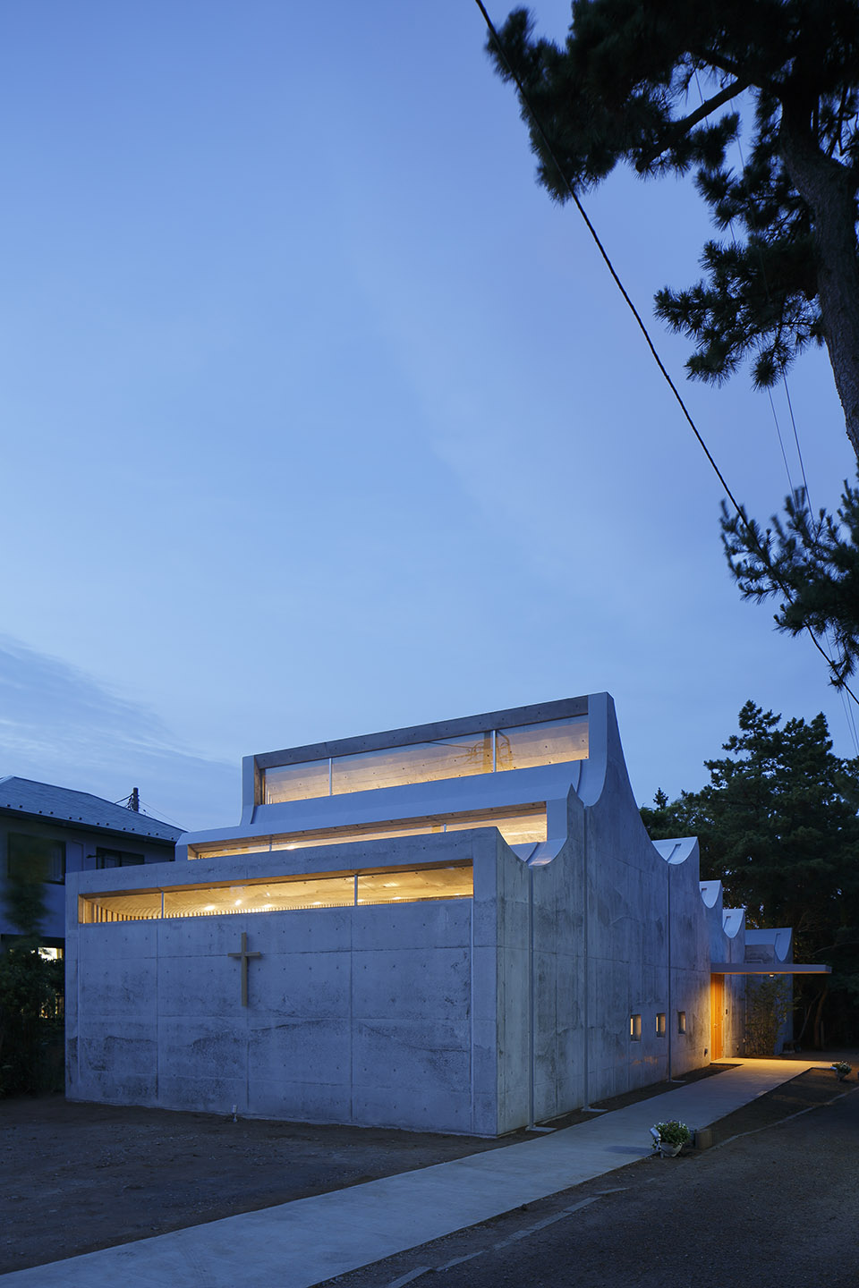 020-shonan-christ-church-by-takeshi-hosaka-architects.jpg