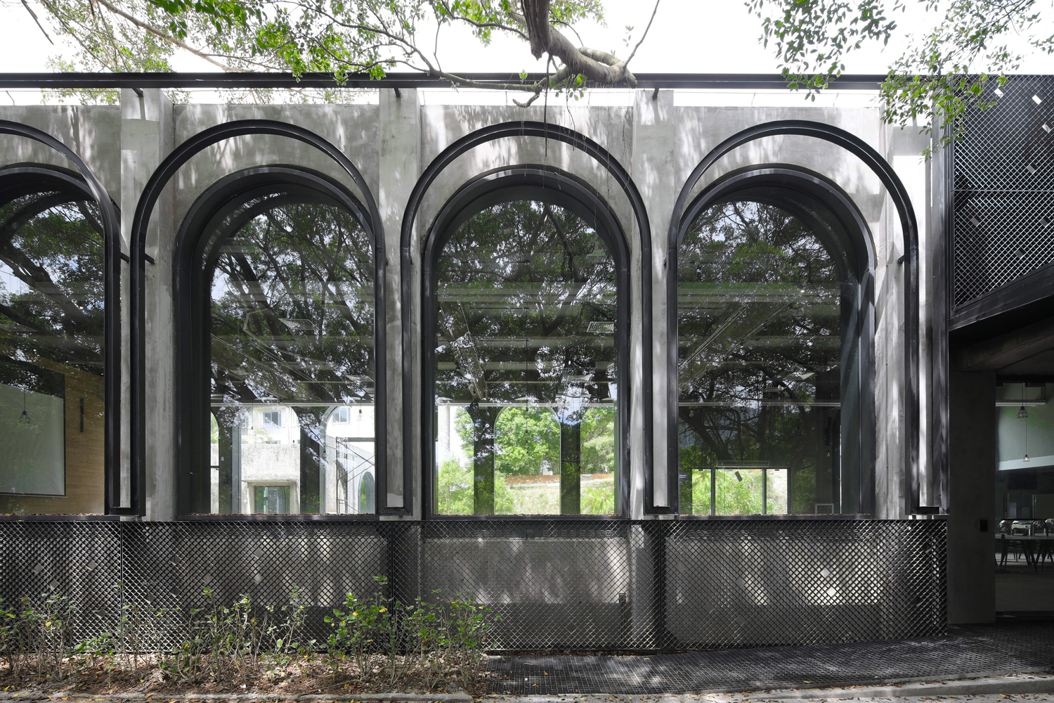 03-Curved_steel_windows_of_the_student_centre_©Liky_Photos.jpg