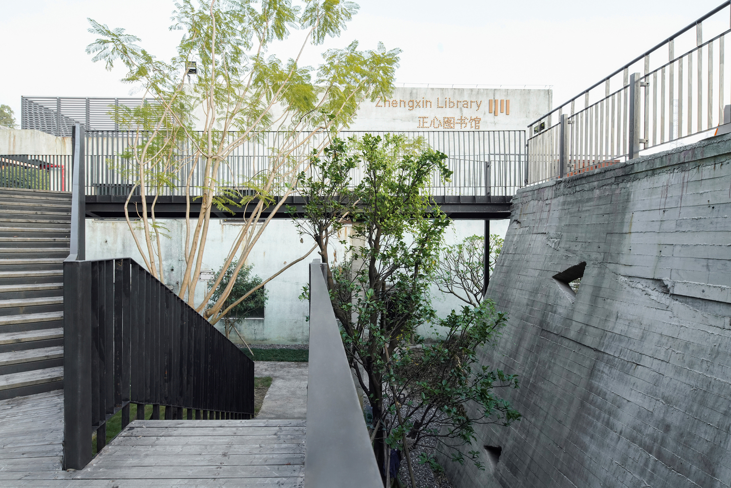 25-Landscpae_walls_and_steel_walkway_weaved_with_on-site_vegetation_©Wu_Siming.jpg