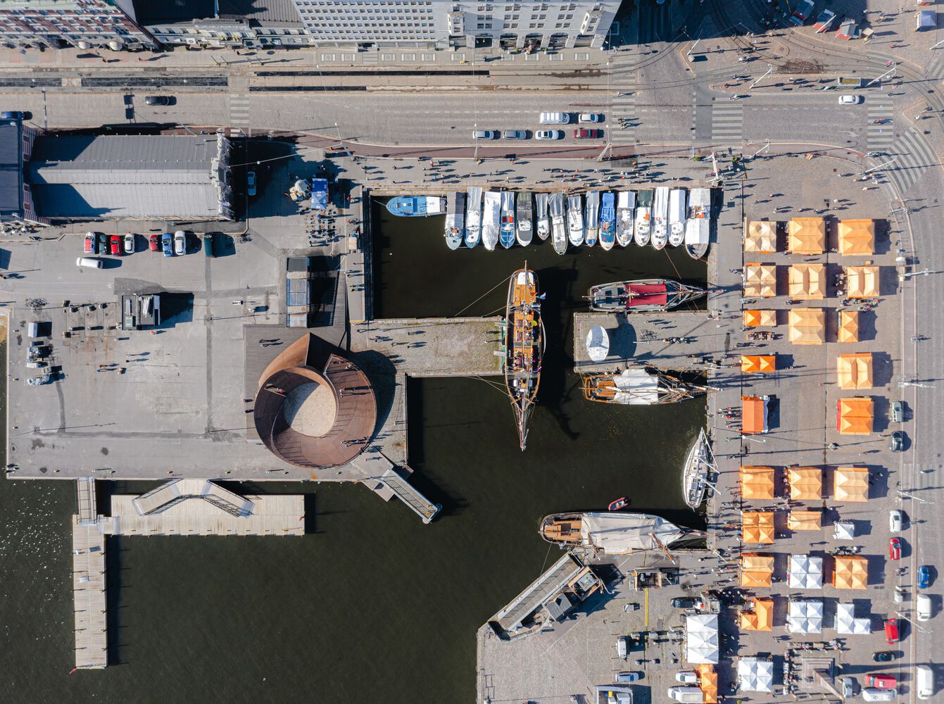 helsinkibiennialpavilion-verstas-18-the-complete-pavilion-in-context-pyry-kantonen.jpg